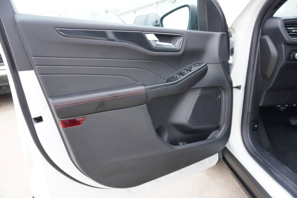 Certified 2025 Ford Escape ST-Line w/ Tech Pack #1 FWD image 8