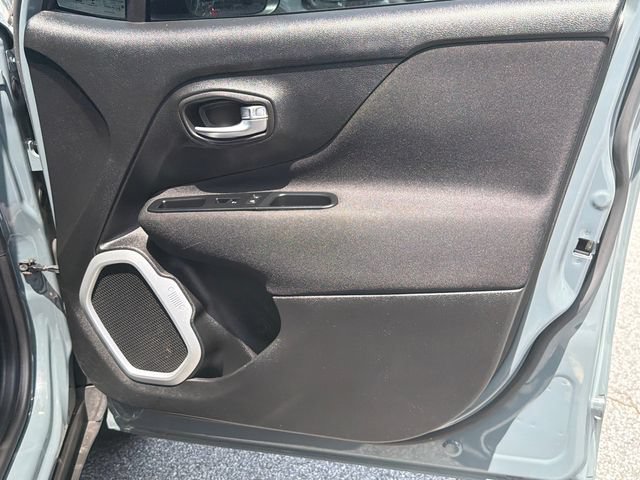 Used 2018 Jeep Renegade Latitude FWD image 16