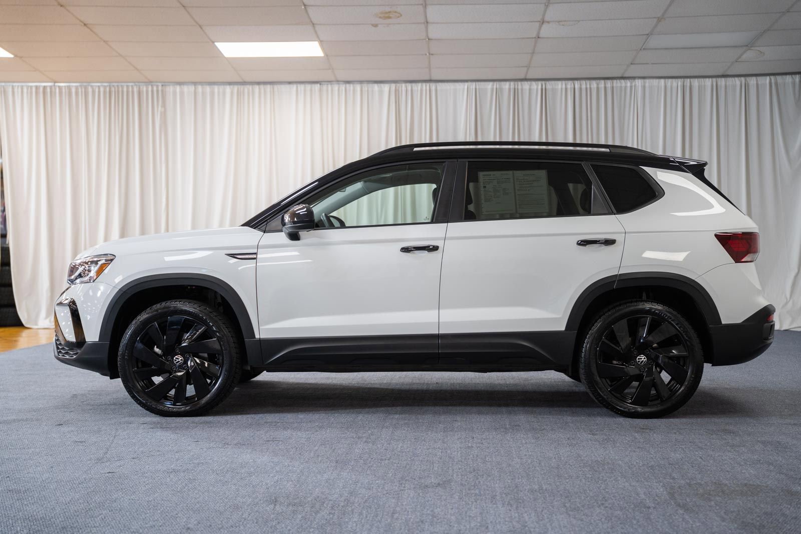 Used 2024 Volkswagen Taos SE AWD/4WD image 5