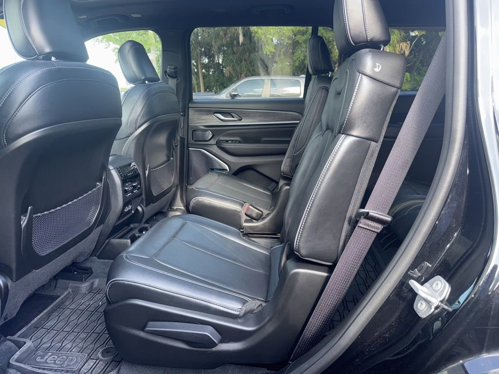 Used 2023 Jeep Grand Cherokee L Overland AWD/4WD image 5