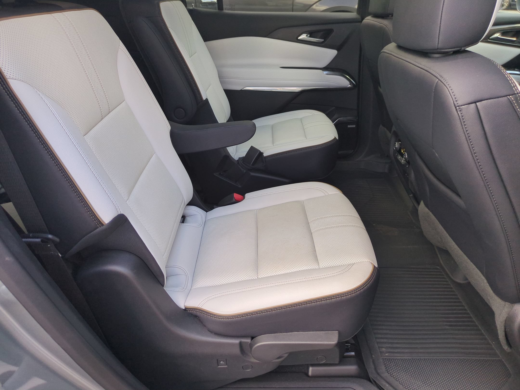 Used 2025 Chevrolet Traverse High Country FWD image 33