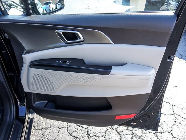 Used 2023 Kia Carnival LX FWD image 28