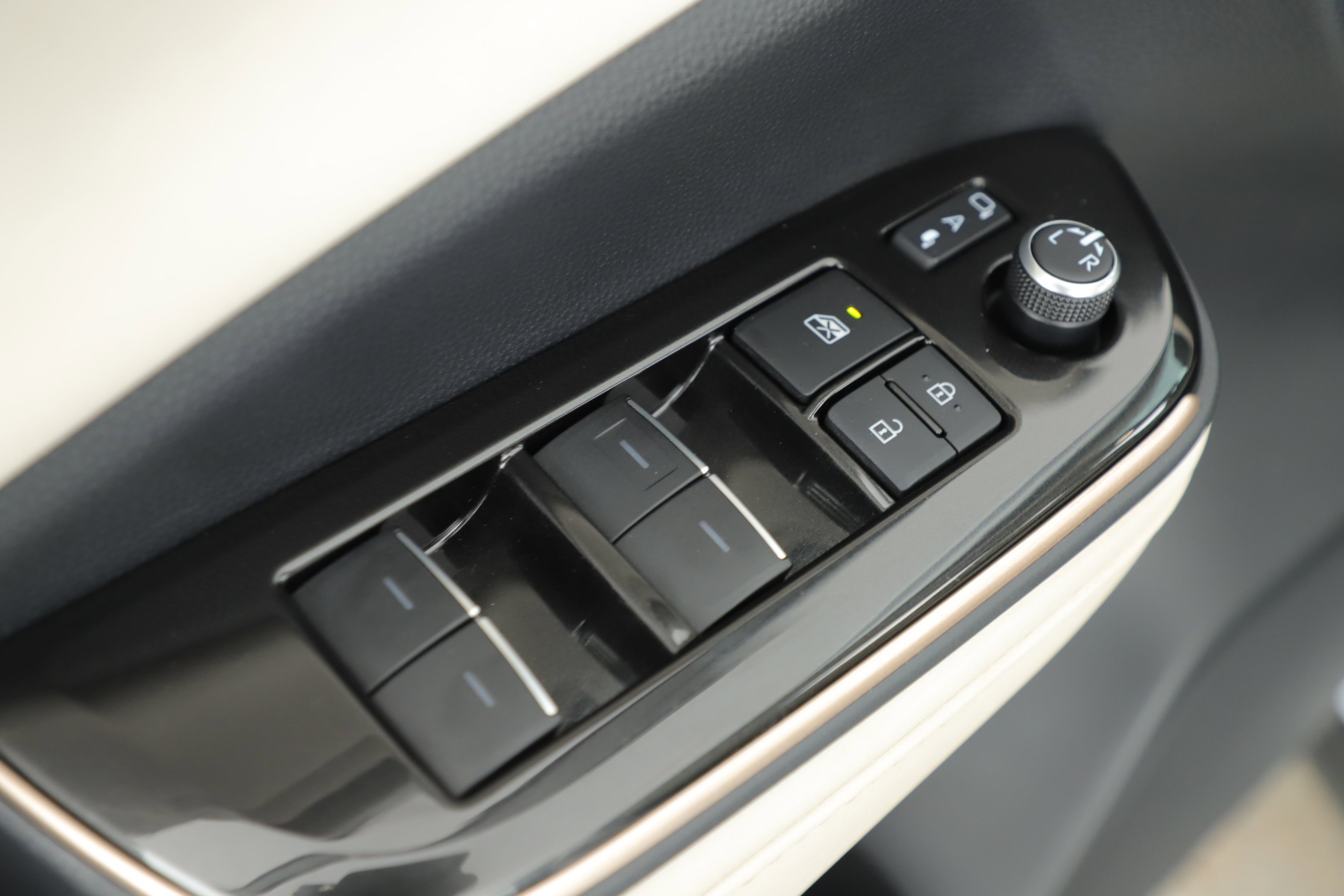 Used 2024 Toyota Crown Limited image 9