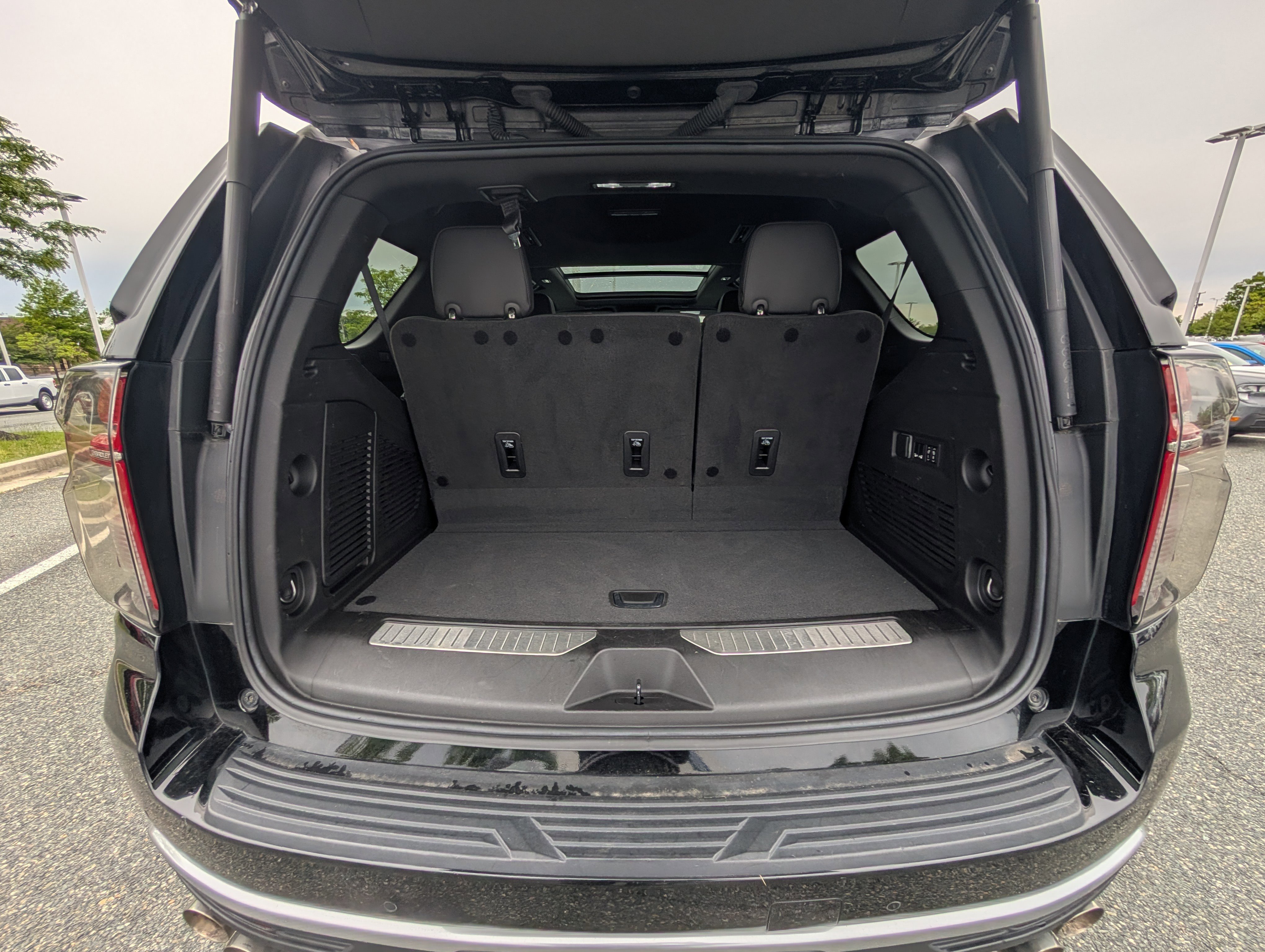 Used 2023 Chevrolet Tahoe High Country w/ Premium Package 2 AWD/4WD image 13