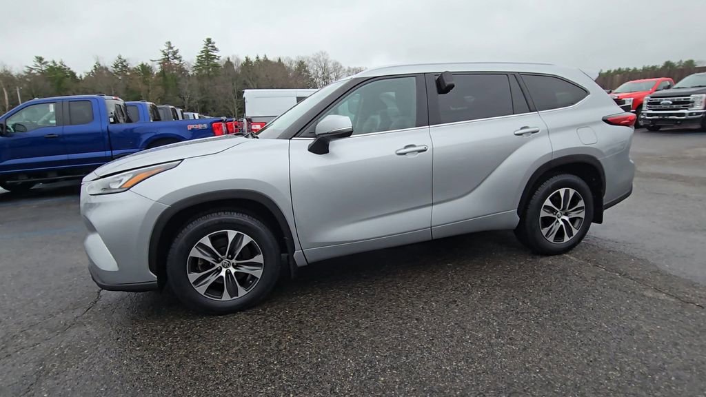 Used 2022 Toyota Highlander XLE AWD/4WD image 16