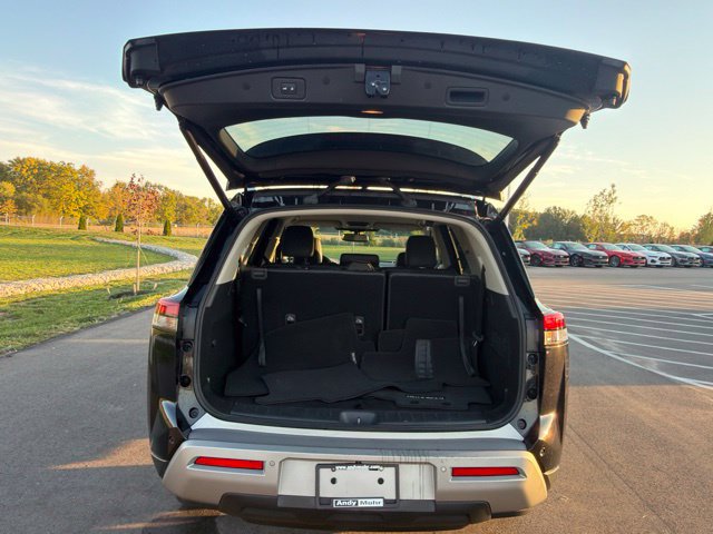 Used 2022 Nissan Pathfinder SL AWD/4WD image 10