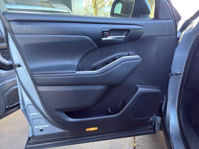 Used 2022 Toyota Highlander XLE image 12