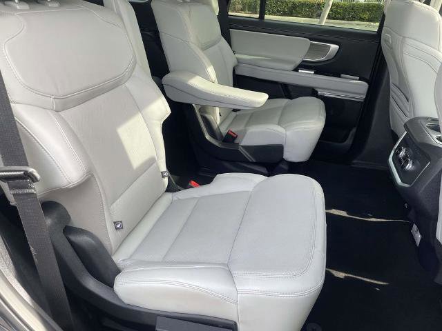 Certified 2025 Ford Expedition Platinum image 30