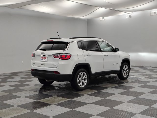 Used 2025 Jeep Compass Latitude w/ Sun & Sound Group AWD/4WD image 9