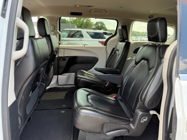 Used 2023 Chrysler Pacifica Touring-L FWD image 14