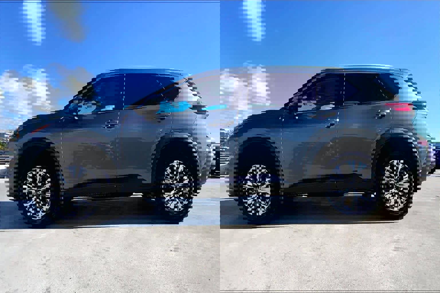 Used 2021 Nissan Rogue SV w/ Premium Package image 3