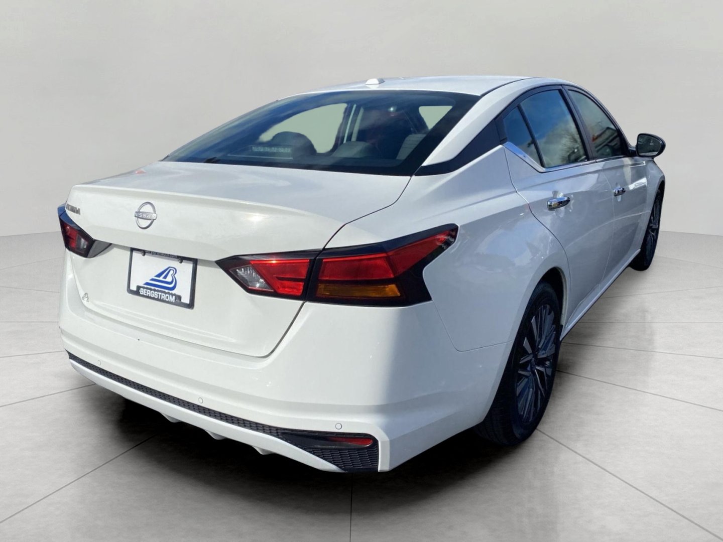 Used 2025 Nissan Altima 2.5 SV FWD image 8