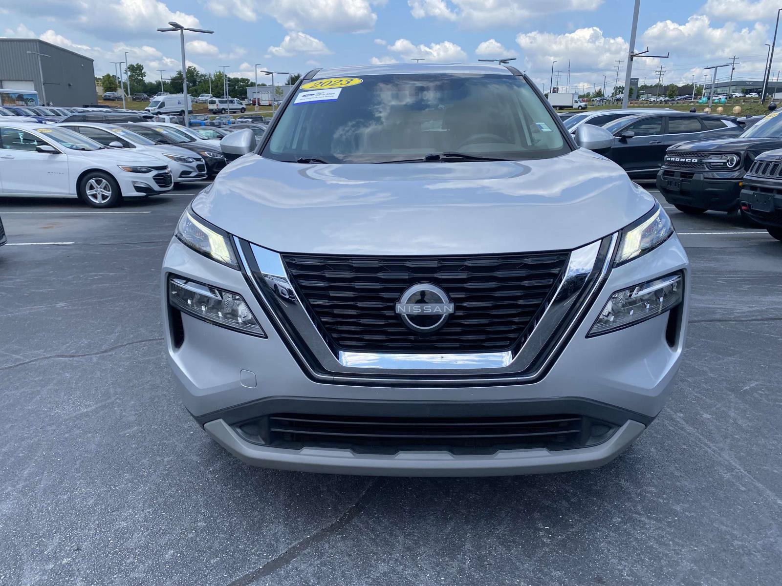 Used 2023 Nissan Rogue SV FWD image 2