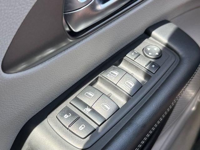 Used 2023 Chrysler Pacifica Touring-L FWD image 26