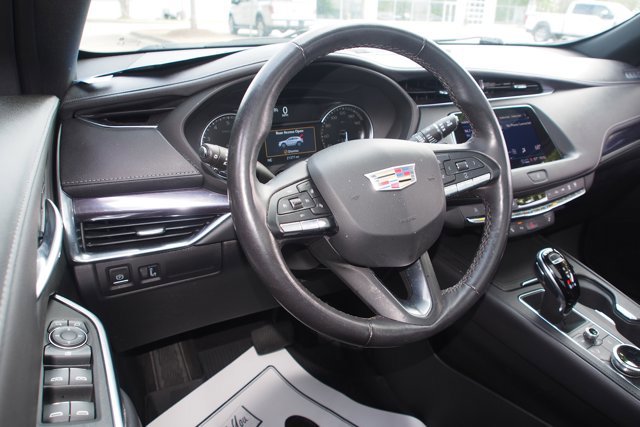 Used 2023 Cadillac XT4 Luxury w/ Cold Weather Package FWD image 15