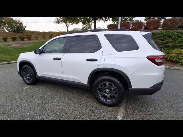 Used 2025 Honda Pilot TrailSport image 6
