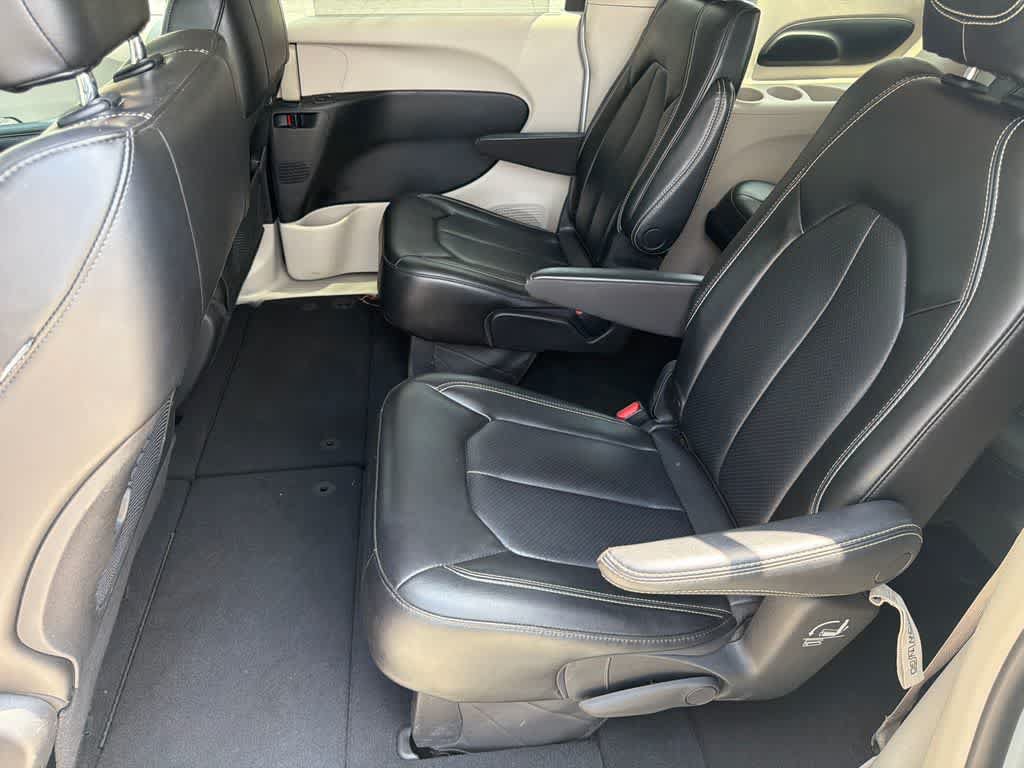 Used 2023 Chrysler Pacifica Touring-L FWD image 17