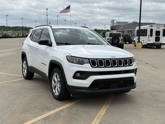 Used 2024 Jeep Compass Latitude AWD/4WD image 2