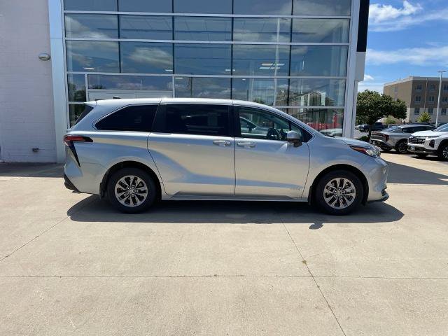 Used 2021 Toyota Sienna LE FWD image 4