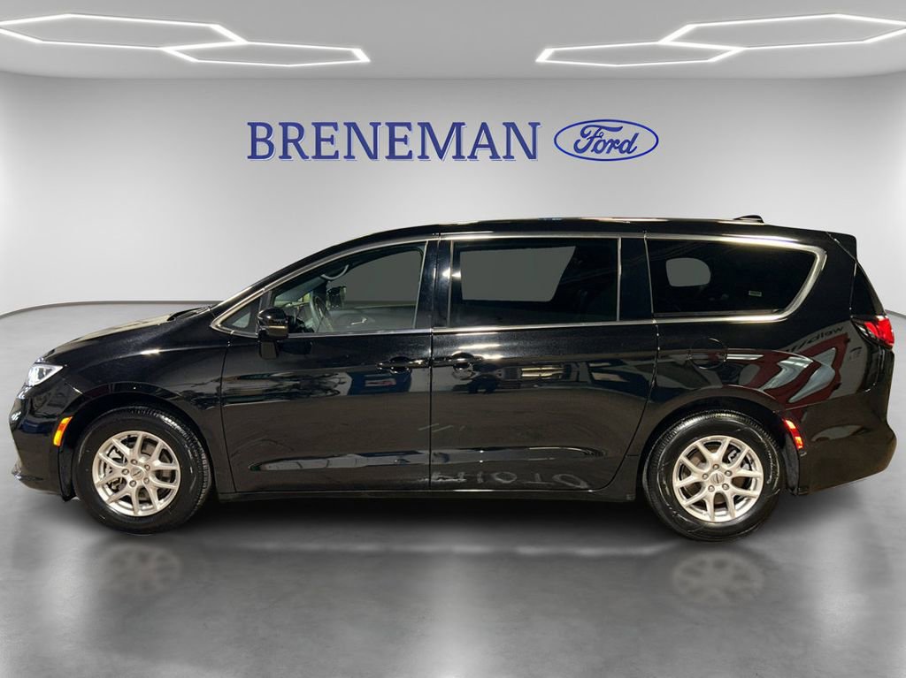 Used 2025 Chrysler Pacifica Select image 2