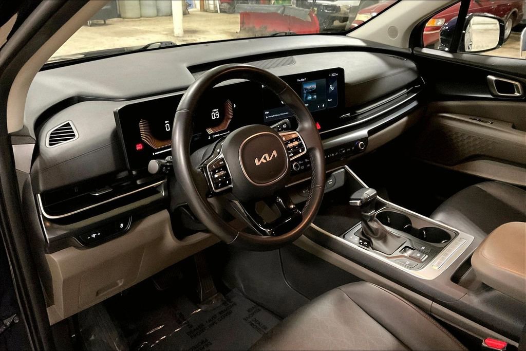 Used 2025 Kia Carnival FWD image 13