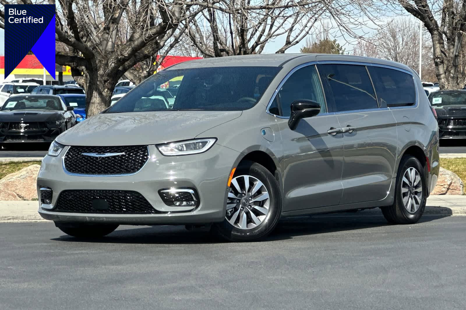 Used 2025 Chrysler Pacifica Select w/ Uconnect Theater Family Group