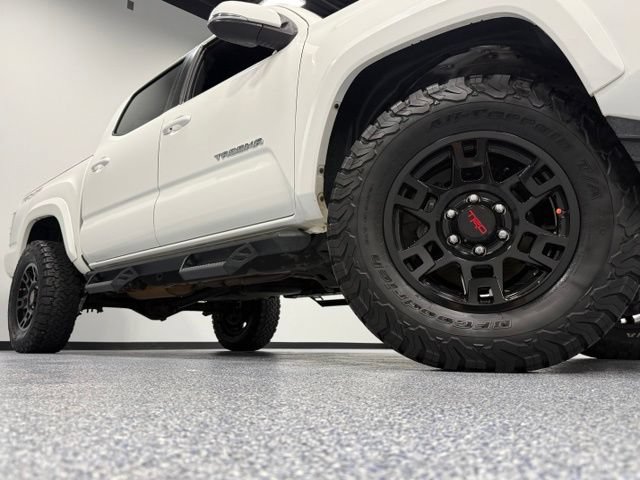 Used 2020 Toyota Tacoma TRD Sport w/ TRD Premium Sport Package AWD/4WD image 3
