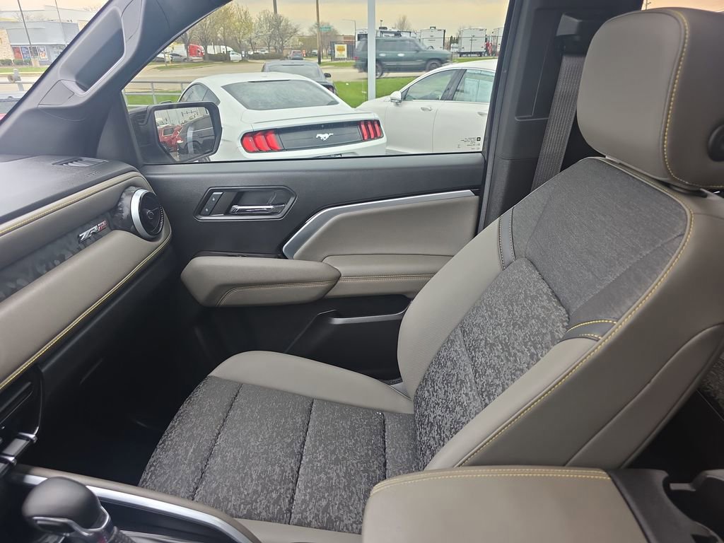 Used 2024 Chevrolet Colorado ZR2 w/ Technology Package image 41