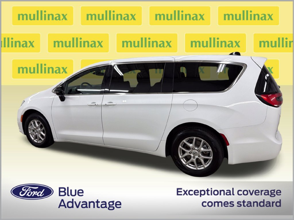 Used 2025 Chrysler Pacifica Select FWD image 11
