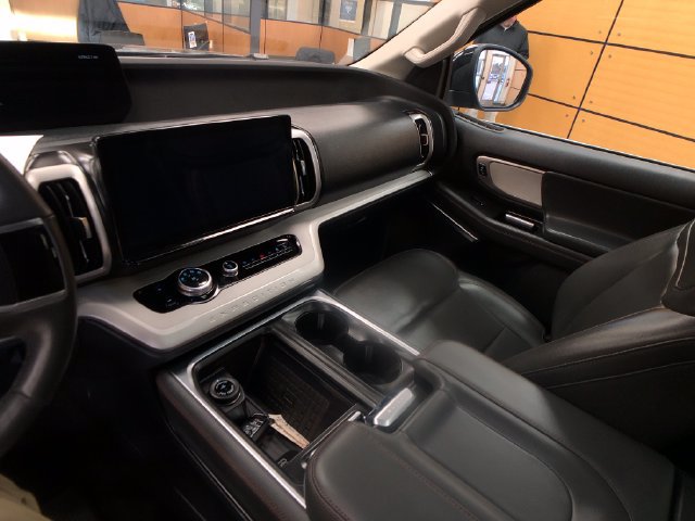 Certified 2025 Ford Expedition Active AWD/4WD image 18