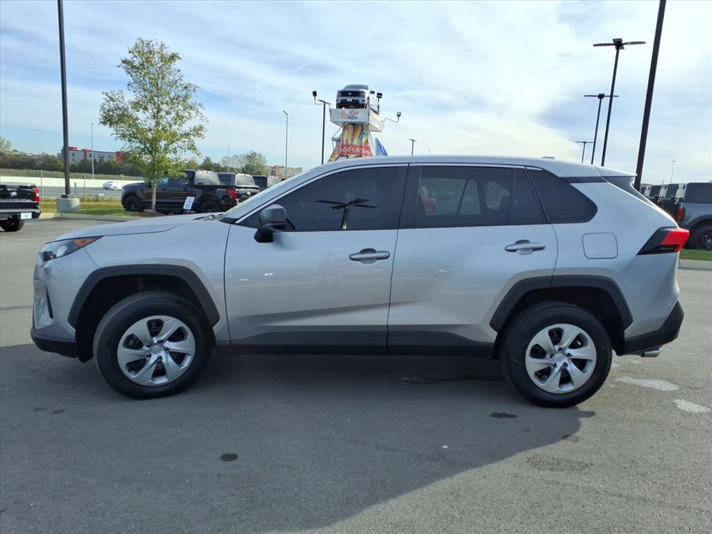 Used 2022 Toyota RAV4 LE image 2