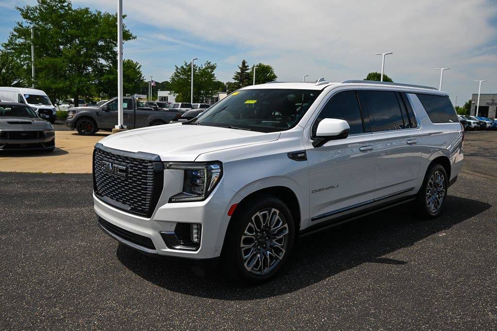 Used 2023 GMC Yukon XL Denali Ultimate AWD/4WD image 9