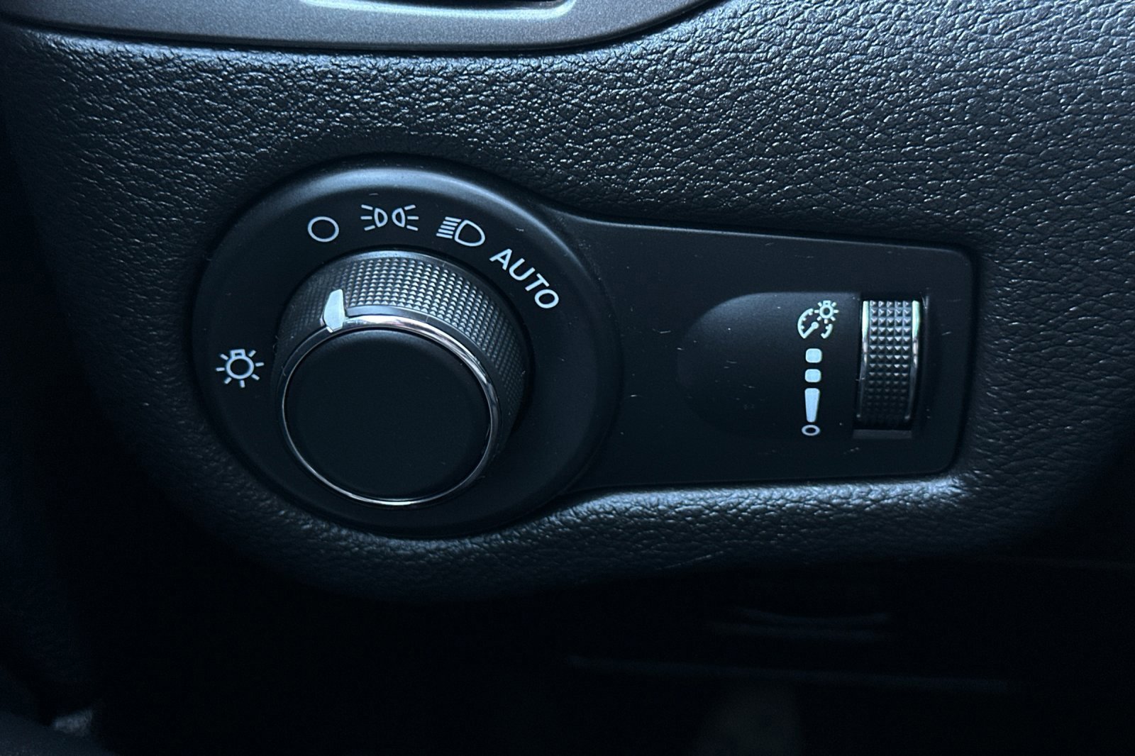 Used 2020 Jeep Cherokee Latitude image 29