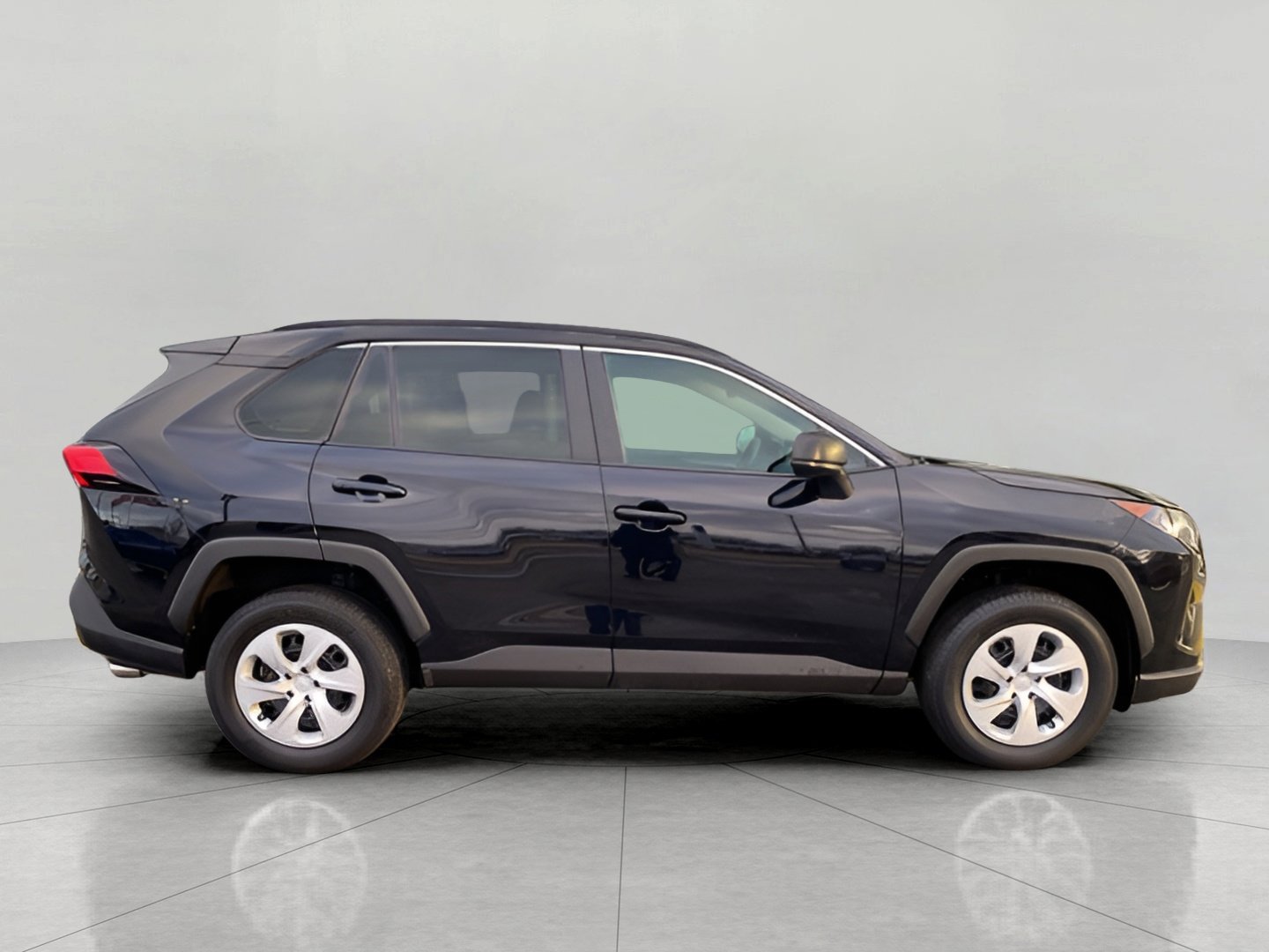 Used 2019 Toyota RAV4 LE image 5