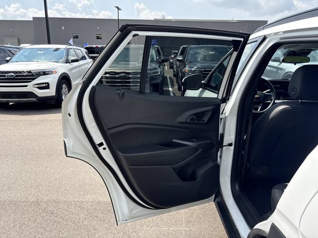 Used 2025 Chevrolet Trax LT w/ LT Convenience Package FWD image 21