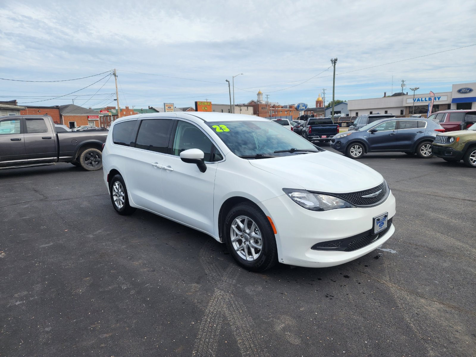 Used 2023 Chrysler Voyager LX FWD image 7