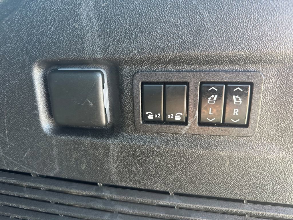 Used 2023 GMC Yukon XL AT4 w/ Technology Package image 25