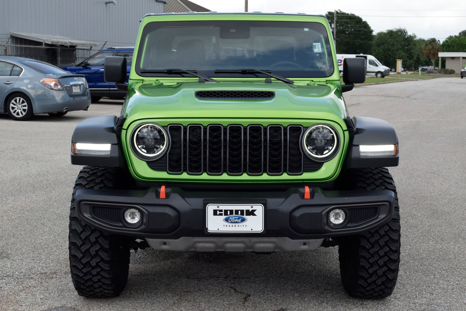 Used 2025 Jeep Gladiator Mojave w/ Convenience Group AWD/4WD image 2