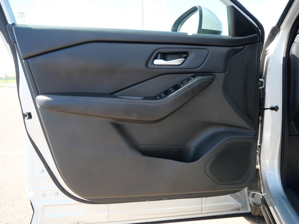 Used 2025 Nissan Rogue SV FWD image 16