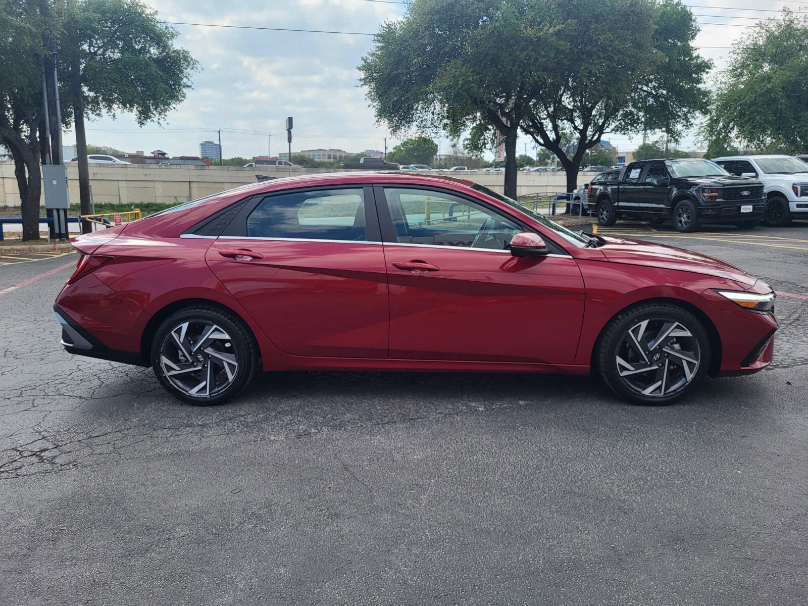 Used 2024 Hyundai Elantra Limited image 2