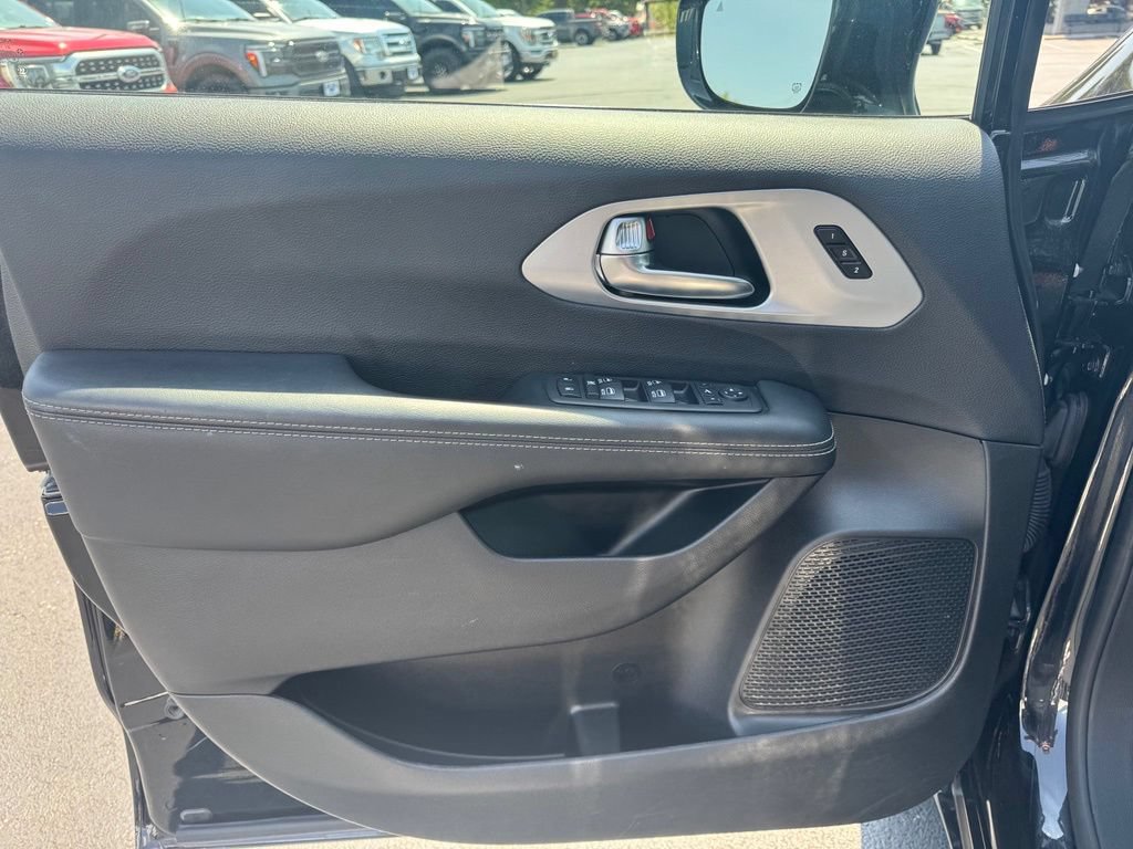 Used 2025 Chrysler Pacifica Limited FWD image 2