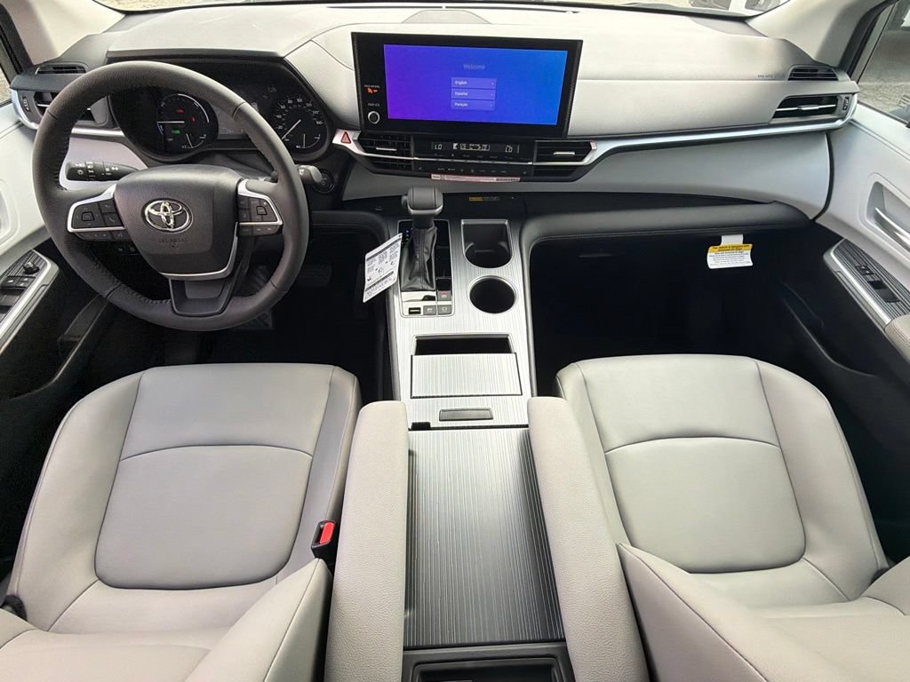 Used 2026 Toyota Sienna XLE FWD image 32