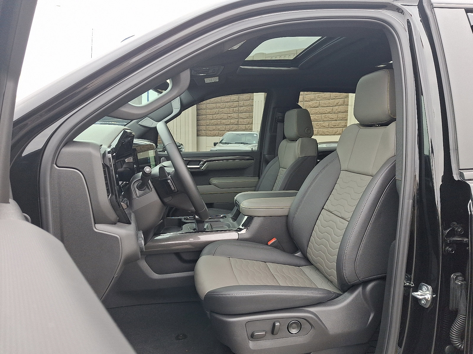 Used 2025 Chevrolet Silverado 1500 ZR2 image 14