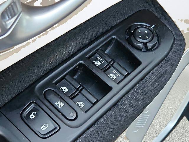 Used 2017 Jeep Renegade Latitude FWD image 22