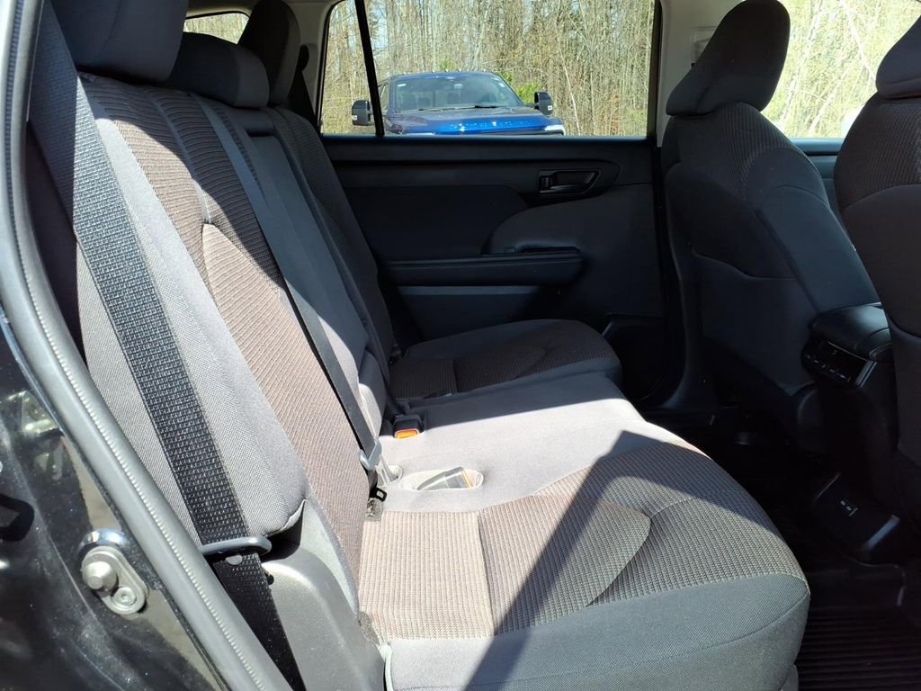 Used 2022 Toyota Highlander L AWD/4WD image 11