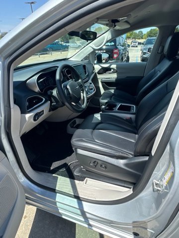 Used 2024 Chrysler Pacifica Touring-L FWD image 7
