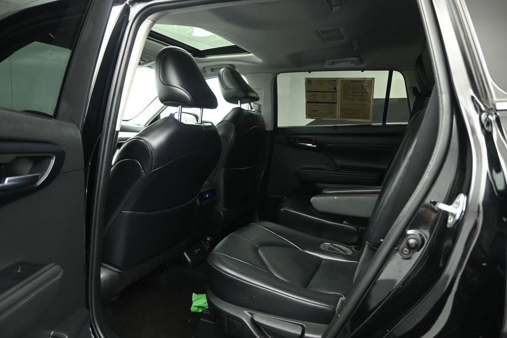 Used 2022 Toyota Highlander XLE FWD image 21