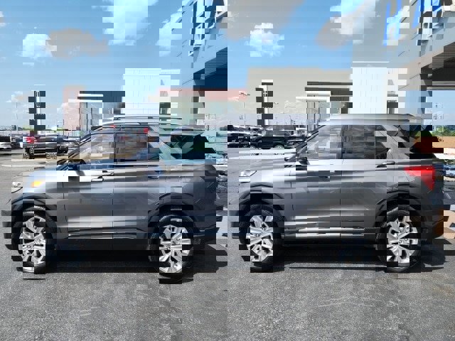 Certified 2022 Ford Explorer Limited w/ Equipment Group 301A image 2