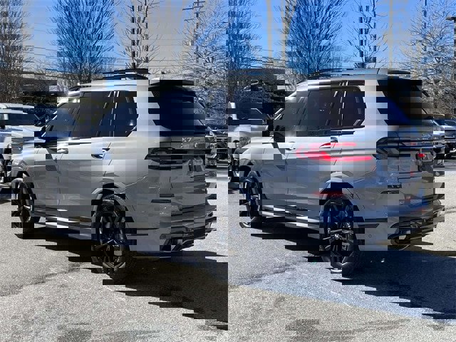Used 2023 BMW X7 xDrive40i w/ Executive Package image 3