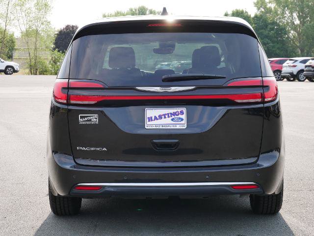 Used 2024 Chrysler Pacifica Touring-L FWD image 4